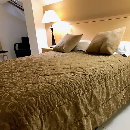 Ona Hollywood Mirage 4*