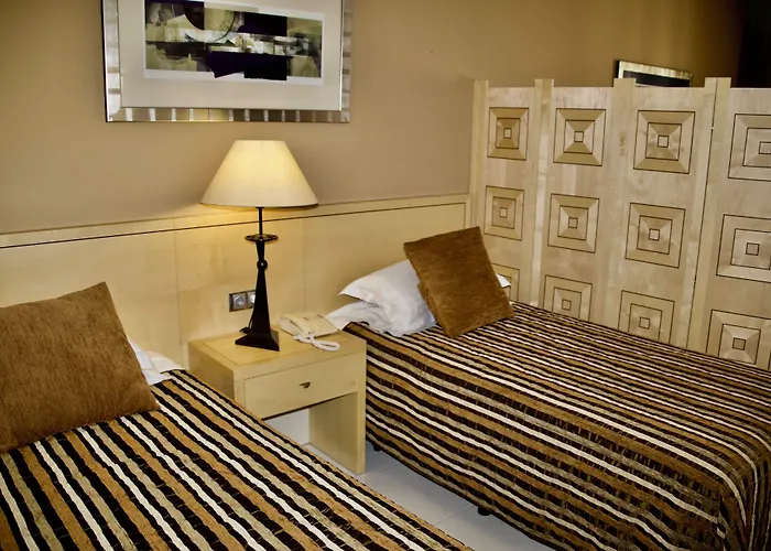 Ona Hollywood Mirage 4*