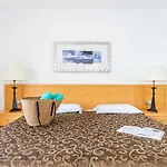 Ona Hollywood Mirage 4*