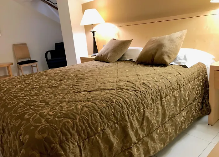 Ona Hollywood Mirage 4*